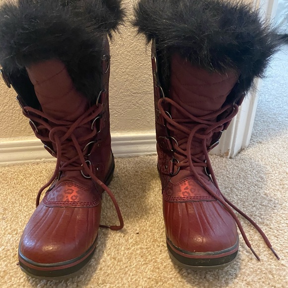 Women’s Ski Boots Burgundy Sz 8 - Picture 1 of 3